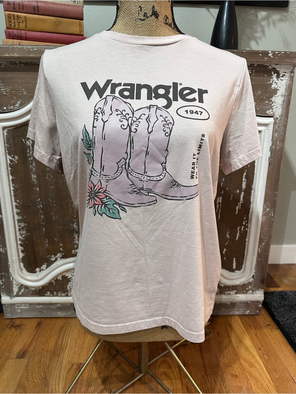 Ladies Medium Pink Wrangler Western T-Shirt